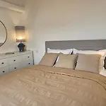 White Sea View - Two Bedroom 로비니
