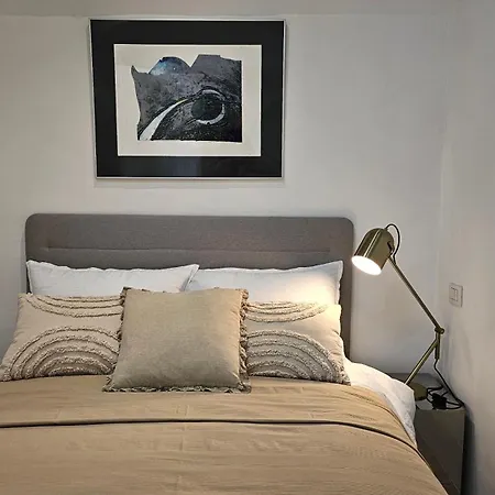 White Sea View - Two Bedroom 아파트 로비니